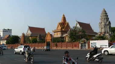 Phnom Penh Kamboçya 'da Wat Ounalom' da trafik