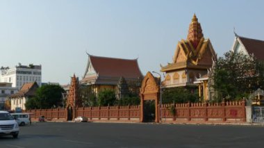 Phnom Penh Kamboçya 'da Wat Ounalom' da trafik