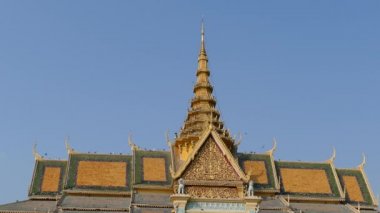 Phnom Penh Kamboçya 'daki Moonlight Pavyonu ve Kraliyet Sarayı' nın çatısında.