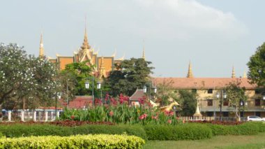 Phnom Penh Kamboçya 'daki Wat Bottom Parkı' ndan görülen Kraliyet Sarayı.