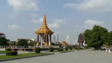 Phnom Penh Kamboçya 'nın arka planında Bağımsızlık Anıtı olan Kral Baba Norodom Sihanouk' un heykeli