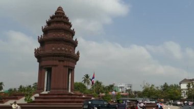 Phnom Penh Kamboçya 'daki Bağımsızlık Anıtı çevresindeki trafik yoğunluğu
