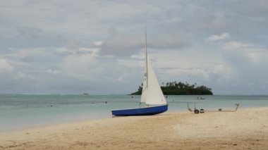 Rarotonga Cook Adalarındaki sahilde yelkenli.