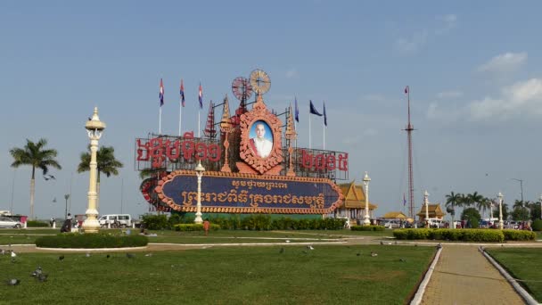 Statua Con Foto Norodom Sihamoni Dei Cambogi Palazzo Reale Phnom — Video Stock