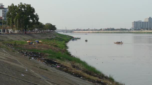 Odpadky Břehu Řeky Phnom Penh Kambodža — Stock video