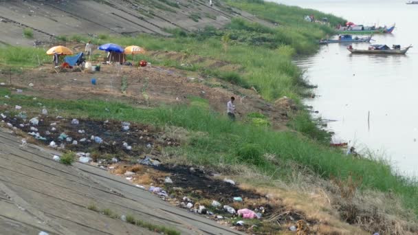 Odpadky Břehu Řeky Phnom Penh Kambodža — Stock video