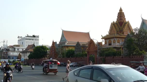 Rušný Provoz Kolem Wat Ounalom Břehu Řeky Phnom Penh Kambodža — Stock video