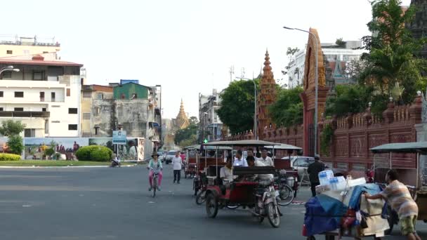 在柬埔寨金边Wat Ounalom前等候的Tuk Tuks — 图库视频影像