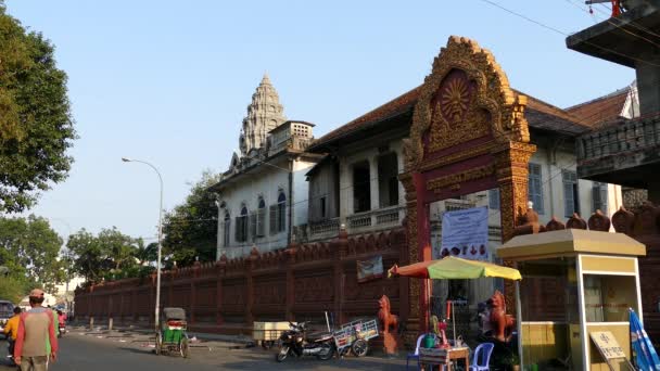 Tráfico Alrededor Wat Ounalom Phnom Penh Camboya — Vídeo de stock