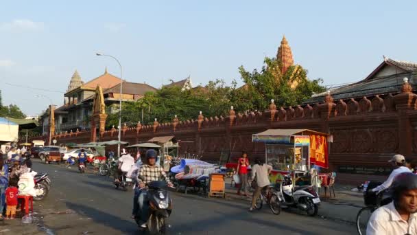 Lalu Lintas Jalan Sekitar Wat Ounalom Phnom Penh Kamboja — Stok Video