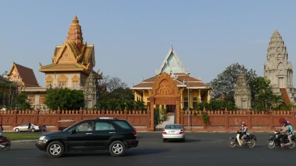 Tráfico Alrededor Wat Ounalom Phnom Penh Camboya — Vídeo de stock