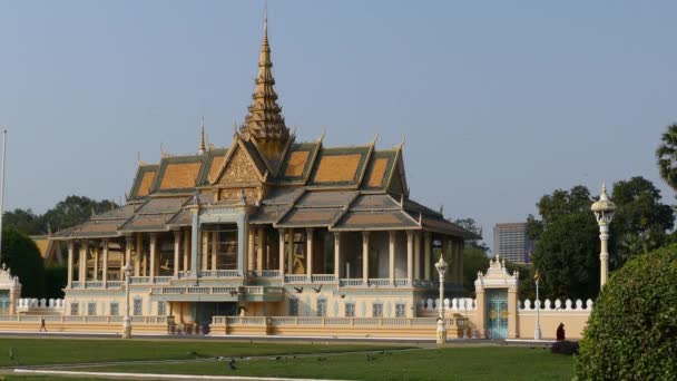 Голуби Літають Навколо Павільйону Місячного Світла Королівському Палацовому Парку Пномпені — стокове відео