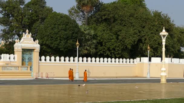 Monniken Wandelen Het Royal Palace Park Phnom Penh Cambodja — Stockvideo