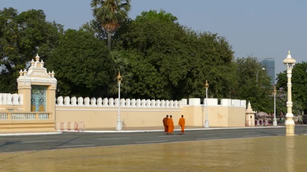 Monniken Wandelen Het Royal Palace Park Phnom Penh Cambodja — Stockvideo