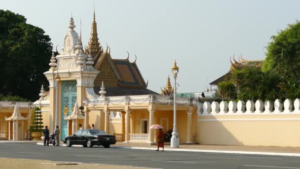 Monk Spacerujący Przed Pałacem Królewskim Phnom Penh Kambodża — Wideo stockowe