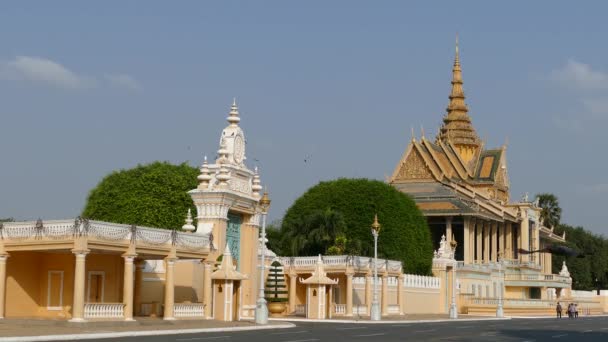 プノンペンのムーンライトパビリオンと王宮 カンボジア — ストック動画