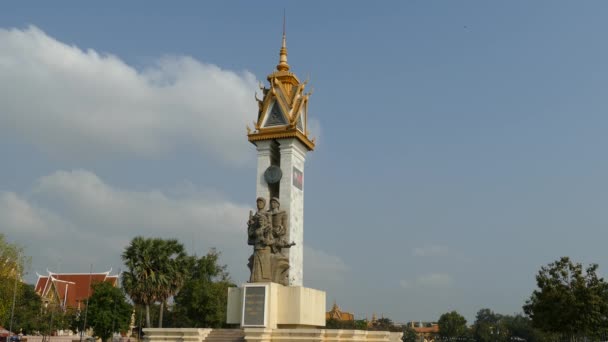 캄보디아 프놈펜의 공원에 조각상 — 비디오