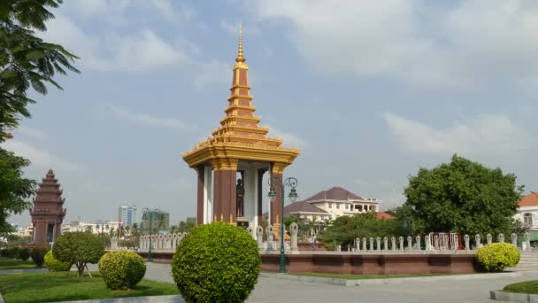 Standbeeld Van Koning Norodom Sihanouk Met Het Onafhankelijkheidsmonument Achtergrond Phnom — Stockvideo