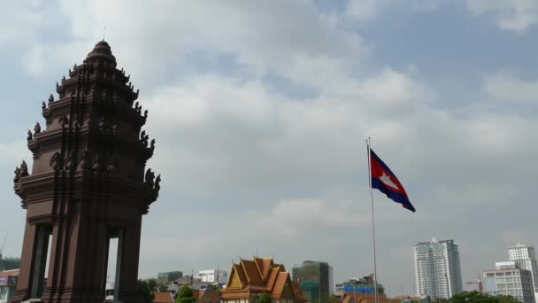 Het Onafhankelijkheidsmonument Met Cambodjaanse Vlag Phnom Penh Cambodja — Stockvideo