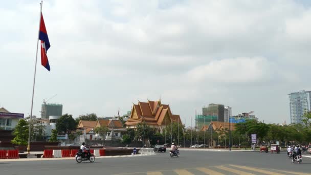 Traffic Independence Monument Cambodian Flag Phnom Penh Cambodia — Stock Video