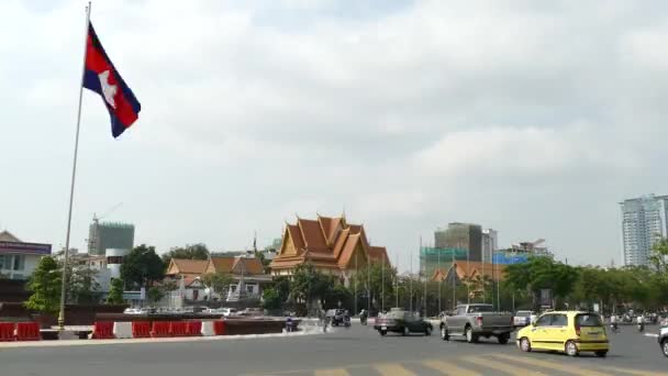 Tiden Förfaller Från Trafiken Runt Oavhängighetsmonumentet Med Kambodjas Flagga Phnom — Stockvideo