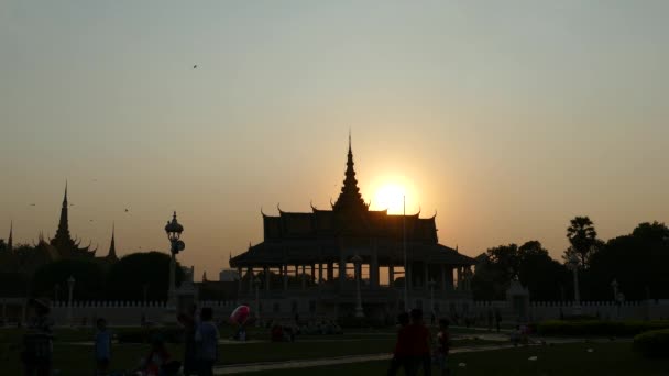 Solnedgång Vid Månskenspaviljongen Framför Kungliga Slottsparken Phnom Penh Cambodia — Stockvideo