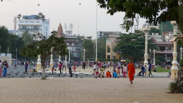 Monk Big Crowd People Royal Palace Park Phnom Penh Cambodia — Stock Video