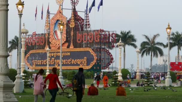 Royal Park Norodom Sihamoni Nin Fotoğrafıyla Oturan Keşişler Kamboçya Kralı — Stok video