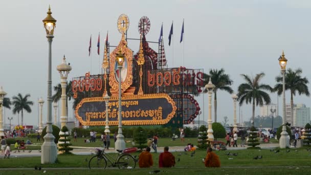Royal Park Norodom Sihamoni Nin Fotoğrafıyla Oturan Keşişler Kamboçya Kralı — Stok video