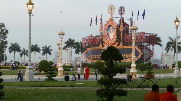 Dos Monjes Sentados Parque Real Con Foto Norodom Sihamoni Rey — Vídeo de stock