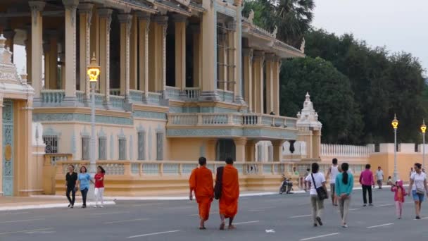 Dos Monjes Caminando Frente Pabellón Luz Luna Palacio Real Phnom — Vídeo de stock