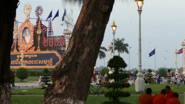 Ομάδα Μοναχών Που Κάθονται Στο Royal Park — Αρχείο Βίντεο