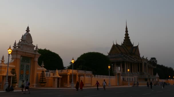 พาว ลเล ยนแสงจ นทร และพระราชว งหลวงในตอนเย นในพนมเปญ — วีดีโอสต็อก