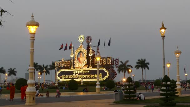 Park Królewski Zdjęciem Norodom Sihamoni Króla Wieczorem Phnom Penh Kambodża — Wideo stockowe