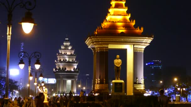 Posąg Ojca Norodoma Sihanouka Pomnikiem Niepodległości Tle Nocy Phnom Penh — Wideo stockowe
