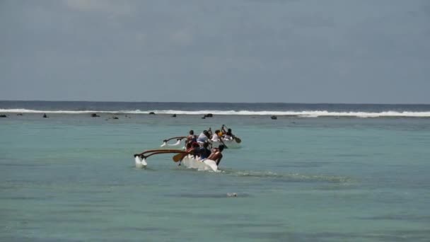 ラロトンガ島 クック諸島で競争する伝統的なカヌーボート — ストック動画