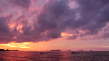 Labuan Bajo plaj günbatımı