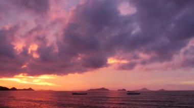 Labuan Bajo plajı gün batımı zaman aşımı