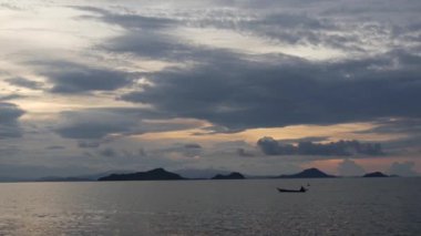 Labuan Bajo plajı gün batımı balıkçı teknesi ile