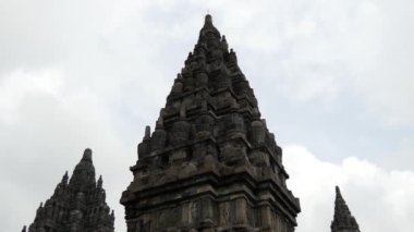 Prambanan Tapınağı, Candi Prambanan veya Candi Rara Jonggrang, Endonezya 'nın başkenti Cava' da yer alan 9. yüzyıl Hindu tapınağı.