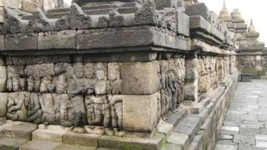 Borobudur 'te bir Buda heykeline doğru eğil. Magelang, Central Java, Endonezya' daki 9. yüzyıl Mahayana Budist Tapınağı.