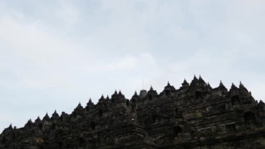 Borobudur 'tan zaman aşımı. Magelang, Central Java, Endonezya' daki 9. yüzyıl Mahayana Budist Tapınağı.