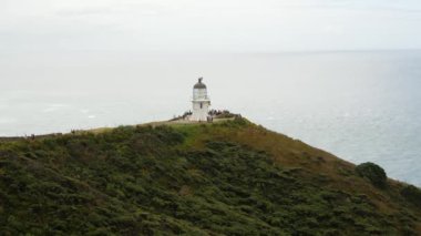 Cape Reinga 'daki deniz feneri Yeni Zelanda' nın Kuzey Adası 'nın kuzey ucundaki Aupouri Yarımadası' nın en kuzeybatı ucu.