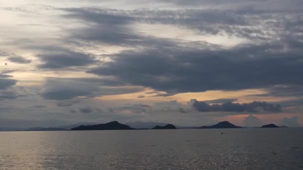 Labuan Bajo Strand Zonsondergang Tijd Vervallen Met Vissersboot — Stockvideo