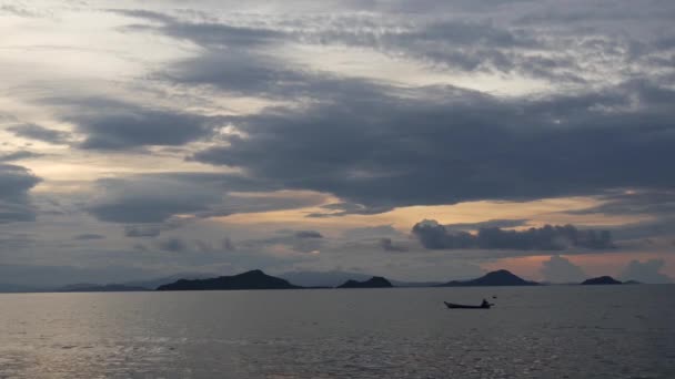 Сонячний Захід Пляжі Лабуан Бахо Рибальським Човном — стокове відео
