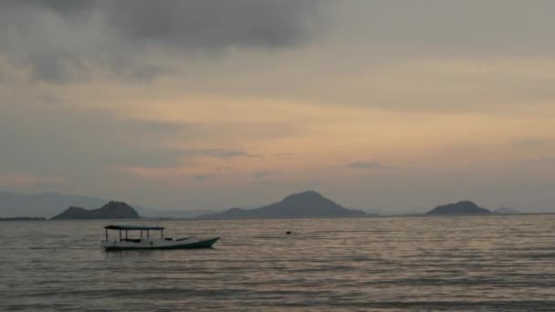 Sonnenuntergang Strand Von Labuan Bajo Mit Fischerboot — Stockvideo