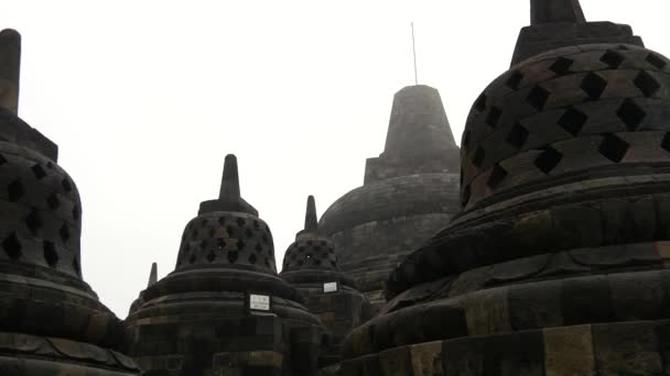 インドネシア中部ジャワ州マゲランにある9世紀の大乗仏教寺院ボロブドゥールまで傾斜 — ストック動画
