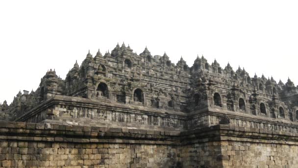 インドネシア中部ジャワ州マゲランにある9世紀の大乗仏教寺院ボロブドゥールを歩く観光客 — ストック動画