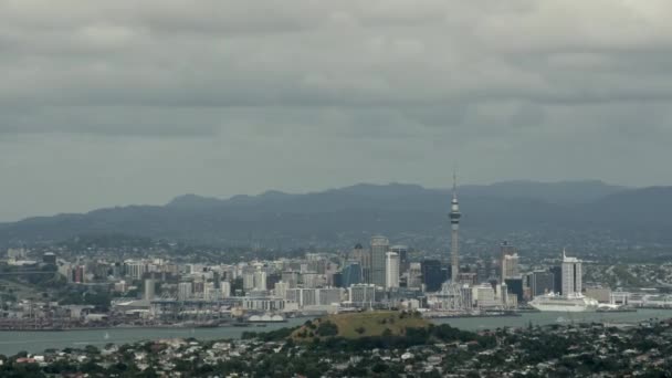 ニュージーランドのオークランドスカイラインのRangitoto島からの時間の経過 — ストック動画