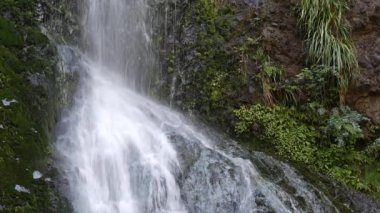 Kitekite Şelalesi 'ni Piha, Yeni Zelanda' da 3 katmanlı olarak kapatın.